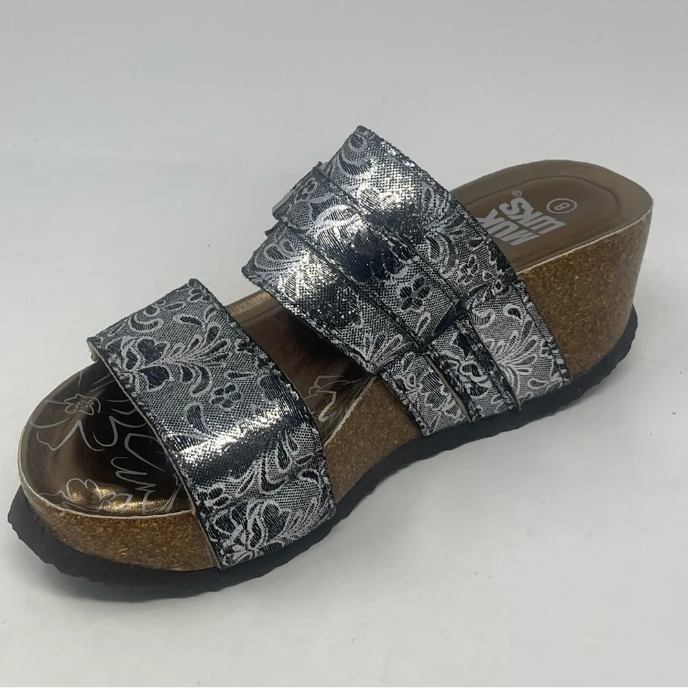 Muk Luks Emery Wedge Sandals Womens 8 Metallic Silver Floral Cork Slip On